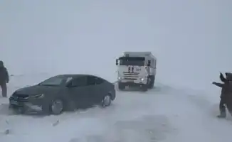 Спасательные операции в Казахстане: 78 человек и 29 автомобилей эвакуированы из снежных заносов за три дня