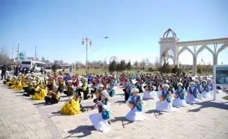 Возрождение национального духа: 500 юных домбристов исполнили кюи в Туркестане