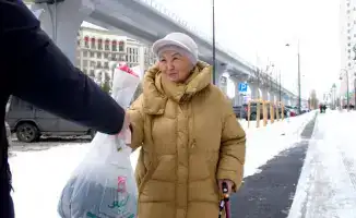 В Астане раздача цветов женщинам в преддверии праздника