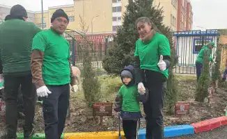 Дети с родителями высадили хвойные деревья в Алматы в рамках Таза Қазақстан