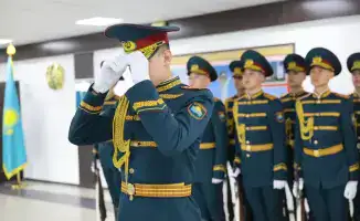 Национальные орнаменты на форме и технике гвардейцев подчеркивают культурные традиции Казахстана