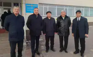 Аксакалы — стражи традиций, пришедшие первыми на голосование