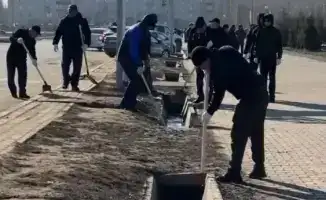 В Уральске прошел первый общегородской субботник года с участием около 300 жителей