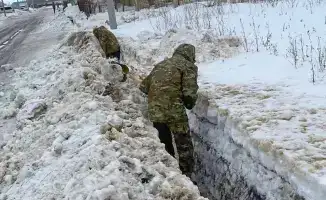 В Уральске 50 военнослужащих очищают арыки и каналы от снега