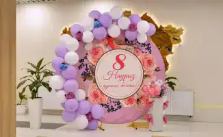 В Астане ученики и малыши исполнили праздничный хор в честь Международного женского дня