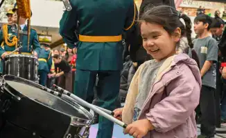 Военный оркестр поздравил казахстанцев в Хан Шатыре