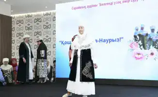 Показ национальной одежды пенсионеров в Астане в рамках празднования Наурызнама