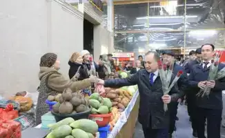 Сарыагаш отметил Международный женский день с поздравлениями и цветами для женщин