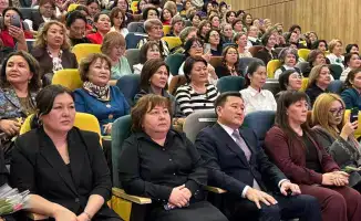 В Астане отметили Международный женский день праздничным вечером с награждением педагогов и концертными номерами.