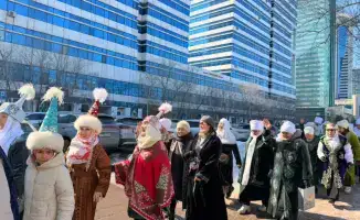 Пенсионеры Астаны отмечают День национальной одежды в традиционных костюмах