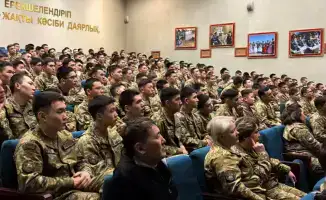 Кадеты познакомились с историческим вооружением Казахского ханства на выставке в Военном колледже