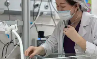 В Алматы успешно выписали новорожденного с низким весом после длительного лечения