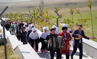 ТУРКЕСТАН: ПАРАД НАЦИОНАЛЬНЫХ ОДЕЖД В ЧЕСТЬ НАУРЫЗА СБЛИЖАЕТ КУЛЬТУРЫ