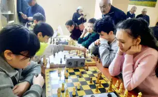 Межпоколенческий шахматный турнир в Астане: пенсионеры и молодежь объединяются через игру