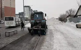 Астана: тысячи дорожных рабочих и техника продолжают уборку снега в условиях зимней непогоды