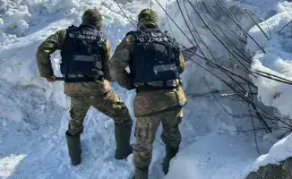 Военнослужащие 2-го спасательного батальона проводят очистку каналов в Алтайском районе в целях предотвращения паводков и защиты населения.