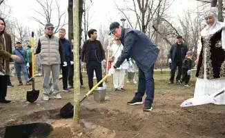 Аким Алматы и горожане участвуют в субботнике в честь Тазару күні