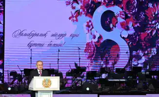 Бейбит Исабаев поздравил жительниц Жетісу с 8 Марта и вручил государственные награды