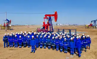 Нефтяные струи поддержки: Трудовой коллектив АО 'Эмбамунайгаз' в Атырау за новую Конституцию Казахстана