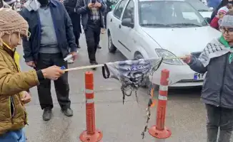 В Иране дети сожгли футболки Лионеля Месси в знак протеста во время марша в день 'Аль-Кудс'