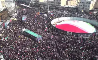 В Тегеране прошли массовые похороны высокопоставленных лиц, включая главу Совбеза, командира "Басидж" и 84 моряков, погибших в результате ударов США и Израиля. На площади Энгелаб десятки тысяч людей пришли отдать дань уважения и провести их в последний пу