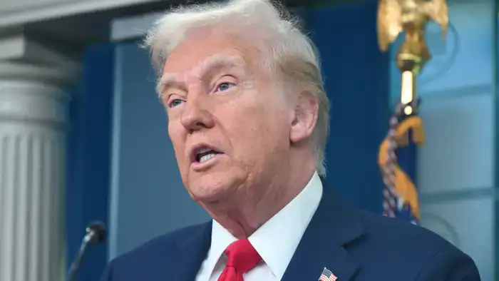Президент США Дональд Трамп сообщил о 'очень хороших и продуктивных переговорах' с Ираном, которые состоялись за последние два дня. Он также поручил военным продолжить работу в этом направлении.