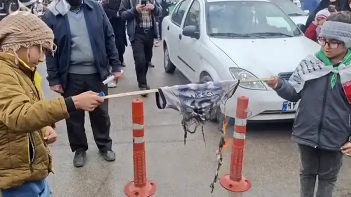 В Иране дети сожгли футболки Лионеля Месси в знак протеста во время марша в день 'Аль-Кудс'