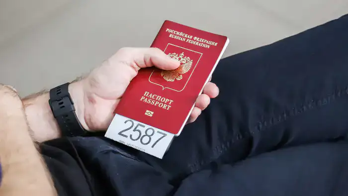 Первый заместитель министра иностранных дел Казахстана Ержан Ашыкбаев прокомментировал сообщения о массовой депортации россиян, прибывших в страну, опровергнув слухи и заявив, что никаких массовых депортаций не происходит.
