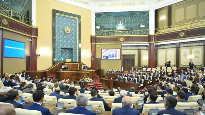 Совместное заседание палат Парламента Казахстана: рассмотрение проекта конституционного закона