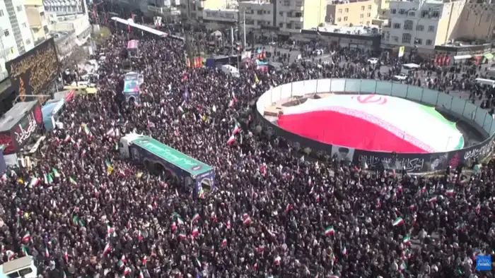 В Тегеране прошли массовые похороны высокопоставленных лиц, включая главу Совбеза, командира "Басидж" и 84 моряков, погибших в результате ударов США и Израиля. На площади Энгелаб десятки тысяч людей пришли отдать дань уважения и провести их в последний пу