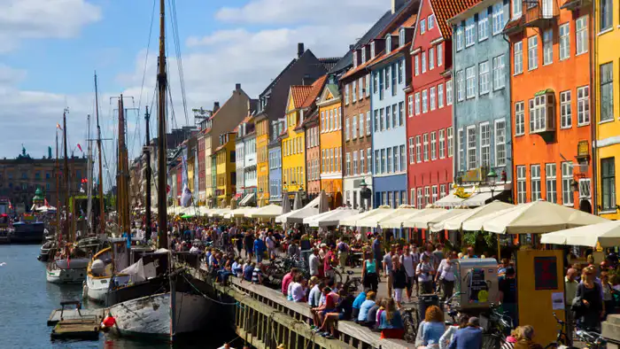 На досрочных парламентских выборах в Дании правящая Социал-демократическая партия, возглавляемая премьер-министром Матте Фредериксен, не смогла набрать большинство голосов. Это событие отражает изменения в приоритетах датчан, вызванные внутренними проблем