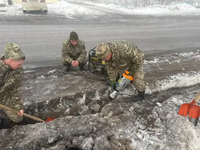 Заслон стихии: бойцы теробороны укрепляют дамбы (2)