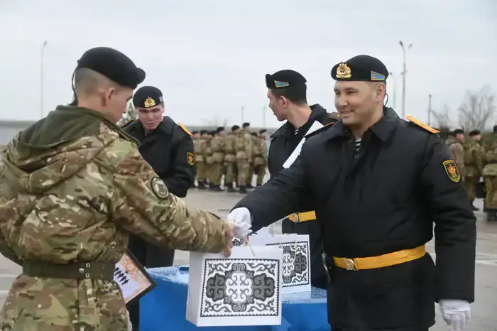 Свыше 600 морских пехотинцев завершили срочную службу в Актау, часть из них остается служить по контракту (6)