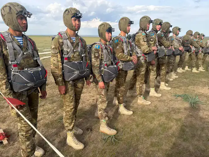 30 курсантов Военного института Сухопутных войск успешно выполнили ночные прыжки с парашютом с высоты 800 метров