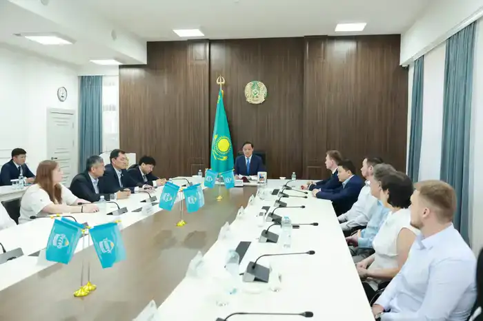 Поддержка юных спортсменов: Ербол Карашукеев наградил ватерполистов Жамбылской области