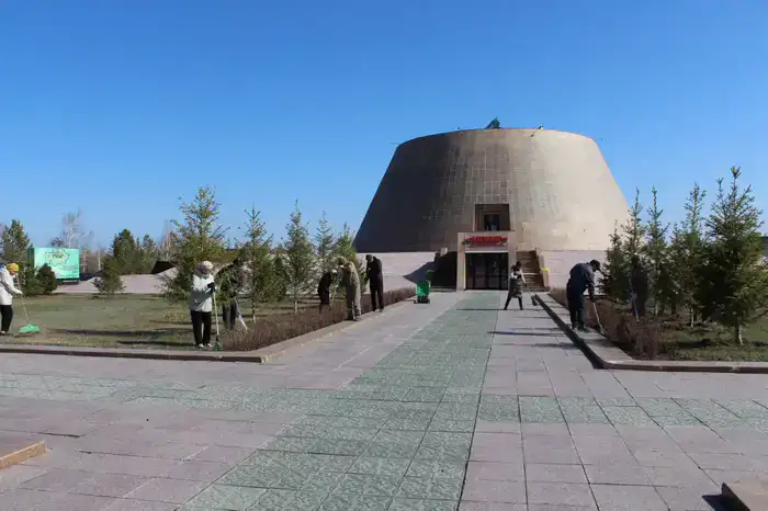 «Зеленые сердца Астаны»: сотрудники музеев объединились для очистки города