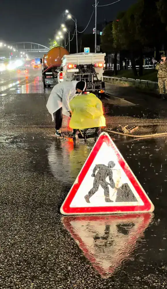 После ливня коммунальные службы Алматы отработали в усиленном режиме (2)