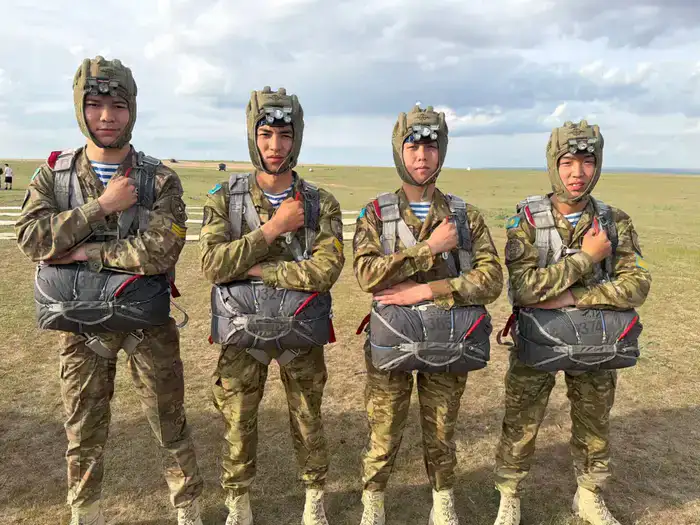 30 курсантов Военного института Сухопутных войск впервые выполнили ночные прыжки с парашютом (3)