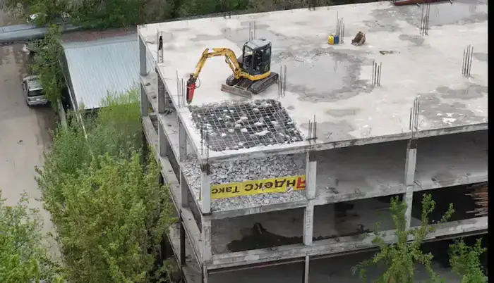 Крупный недостроенный объект сносят в Алматы по решению суда (3)