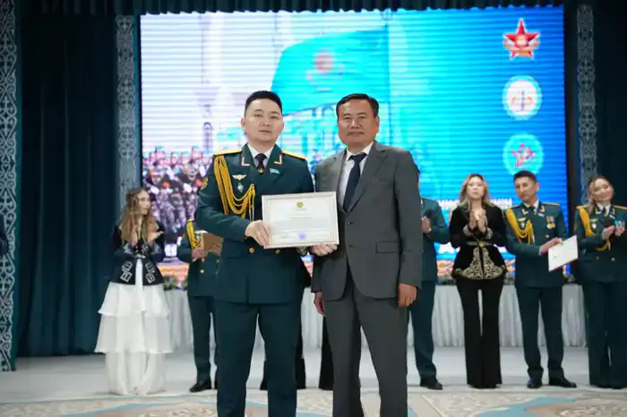 В Жанакоргане военнослужащие Минобороны провели встречи со школьниками и посадили деревья (4)