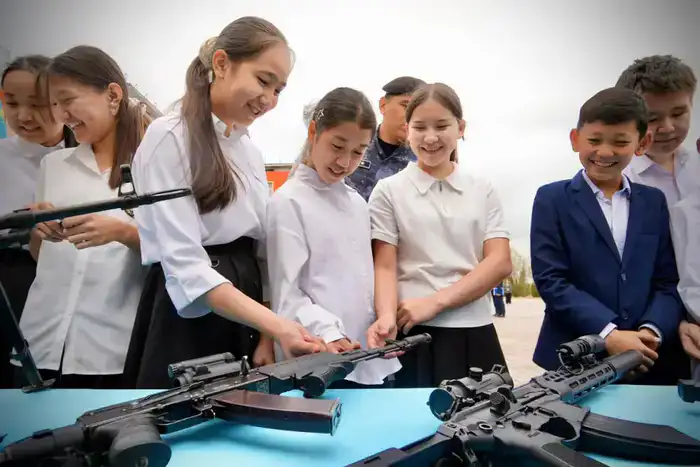 БЕЗОПАСНАЯ ШКОЛА: В ШЫМКЕНТЕ 500 ШКОЛЬНИКОВ ВСТРЕТИЛИСЬ С ГЛАВОЙ ПОЛИЦИИ (3)