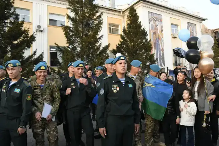 На столичном вокзале родные и близкие торжественно встретили солдат, вернувшихся из армии (2)