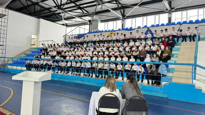 Актау: подростки обсуждают противостояние наркотикам и буллингу на встрече