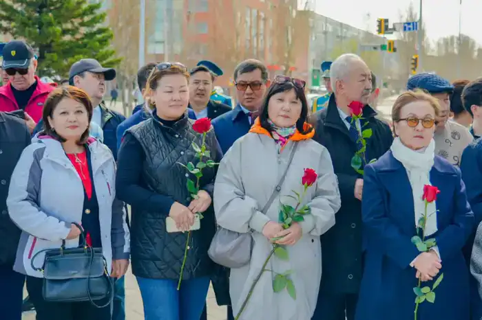 День работников науки: в Астане прошла церемония возложения цветов к памятнику Канышу Сатпаеву (8)