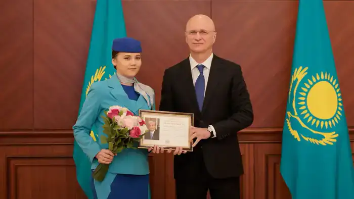 Первый заместитель Премьер-министра Роман Скляр вручил награды от имени Президента Казахстана сотрудникам государственных органов и представителям авиационной отрасли, принявших участие в эвакуации казахстанцев из стран Ближнего Востока (3)