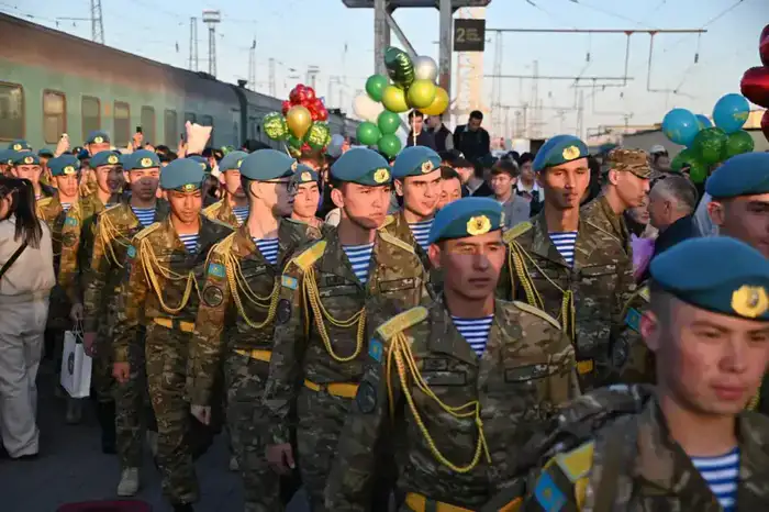 Исполнили долг перед Родиной: в Астане близкие торжественно встретили солдат (4)