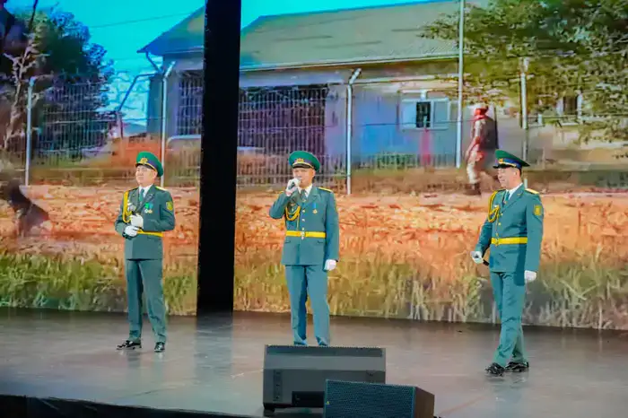 «Защита Родины — дело настоящих мужчин!»: в Астане проводили в армию очередную группу молодых людей (2)