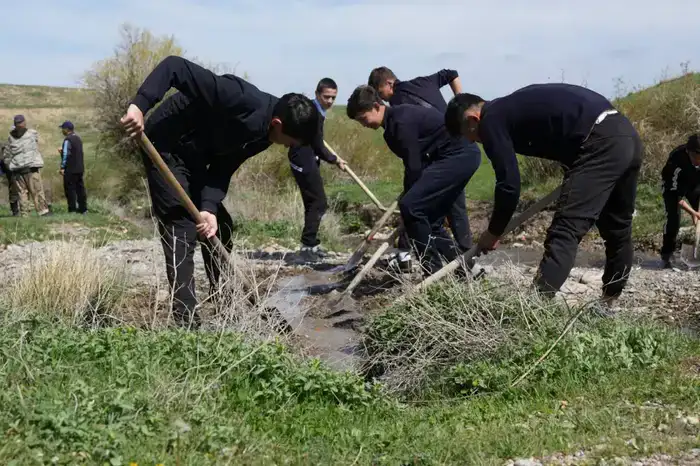 Аксакалы села Алатау организовали и провели очистку родника с участием местной молодежи в рамках экологической акции «Мөлдір бұлақ» (2)