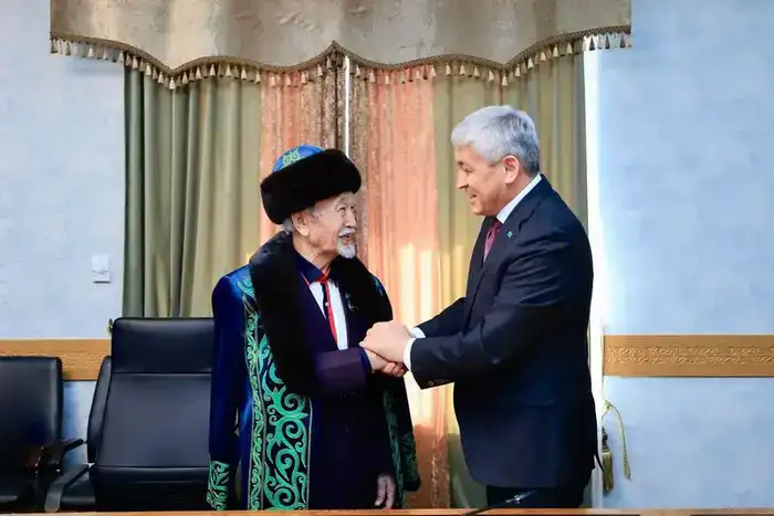 Ермаганбет Булекпаев поздравил с юбилеем заслуженного артиста Казахстана Ергали Жуниспекова (3)