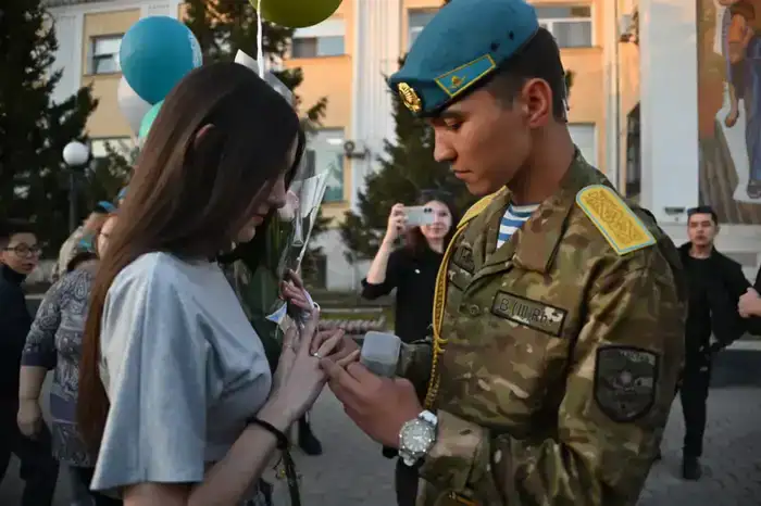 Встреча защитников Родины: на перроне десантник сделал предложение руки и сердца (9)